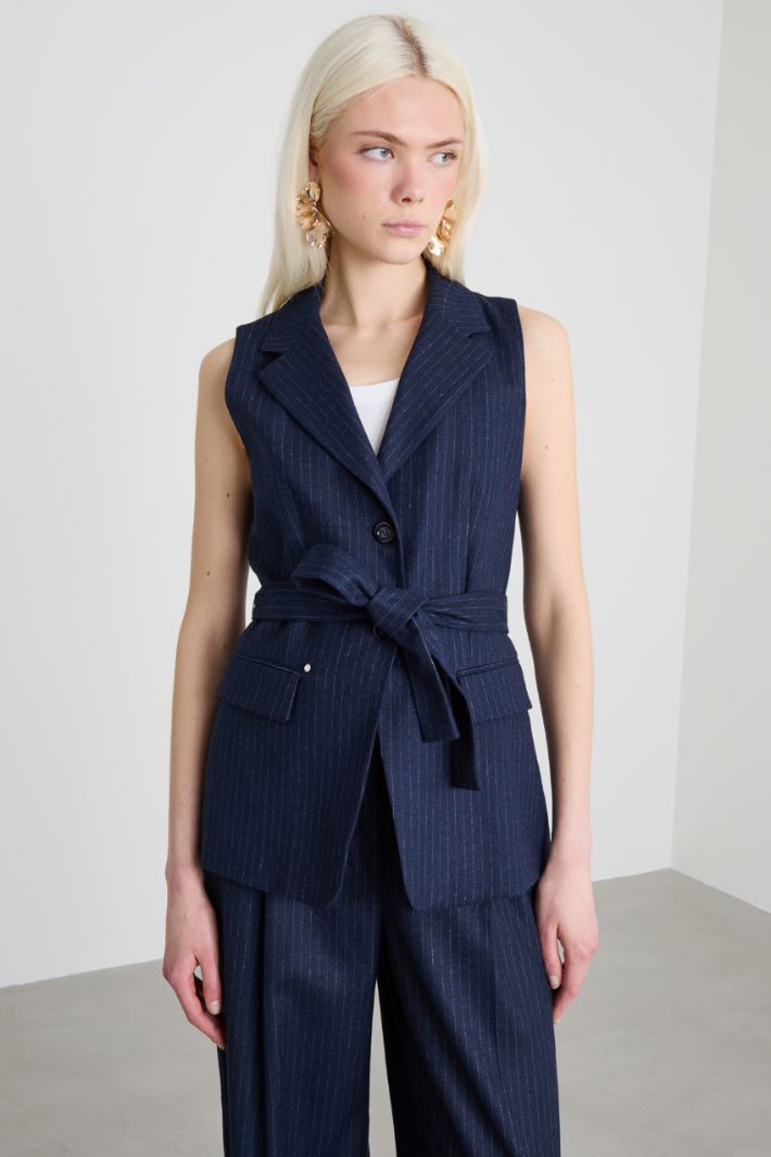 Gilet gessato con cintura