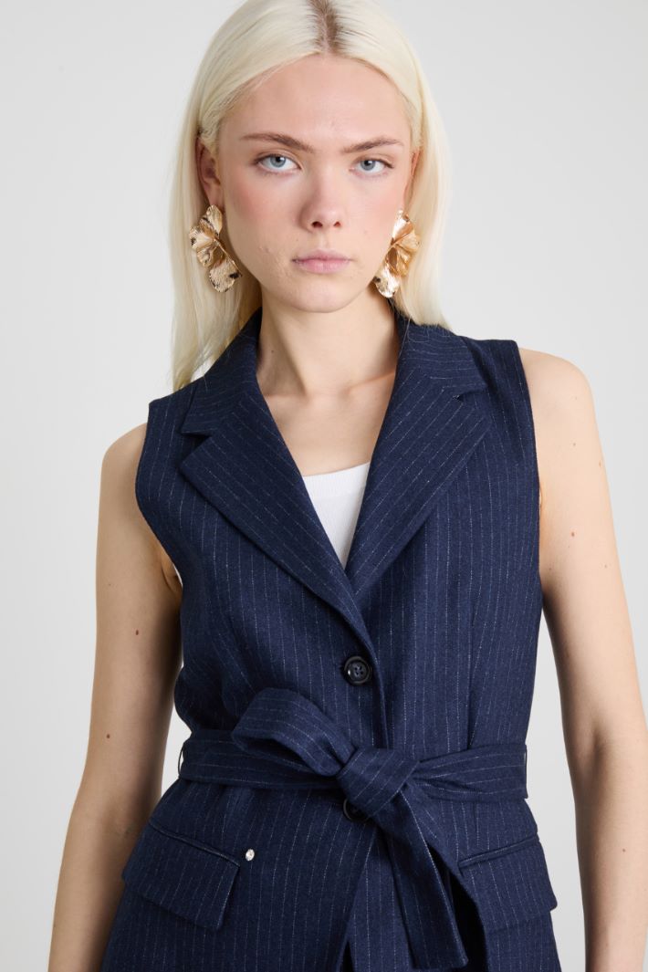 Gilet gessato con cintura