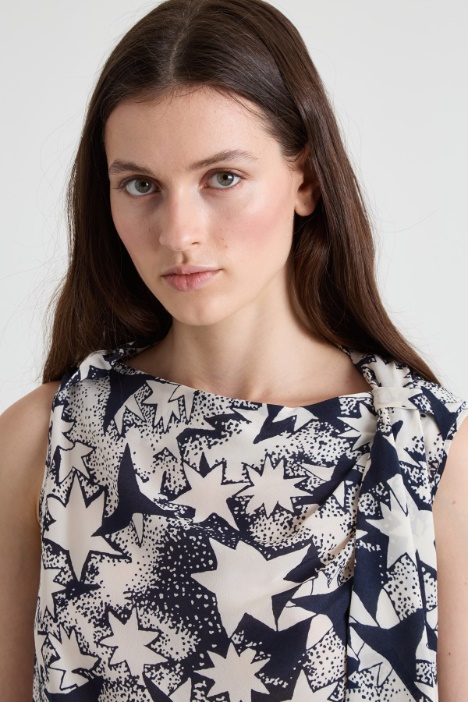 Top con motivo anudado