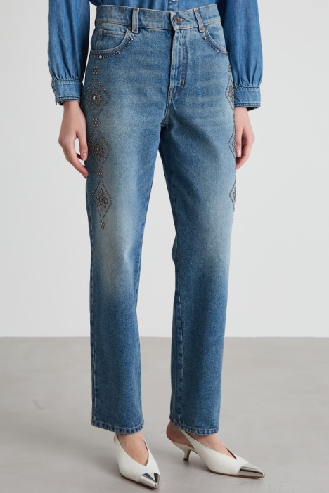 Jeans dritti con borchie