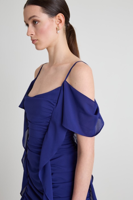 Abito in crépe con arricciature