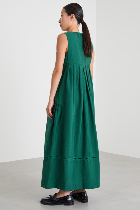 Abito in tela con ricami