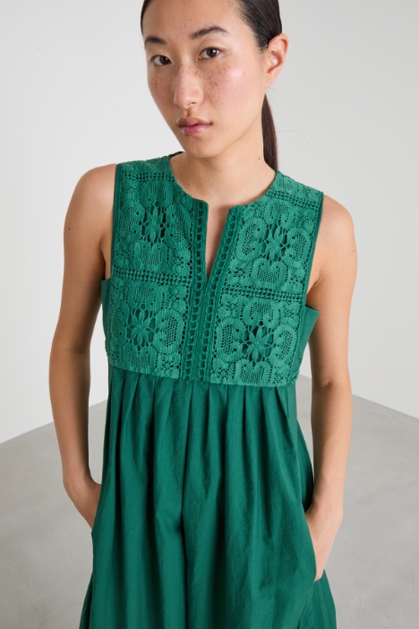 Abito in tela con ricami