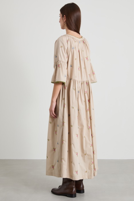 Vestido de popelina bordado