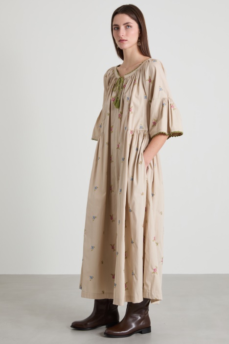 Vestido de popelina bordado