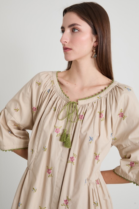 Vestido de popelina bordado
