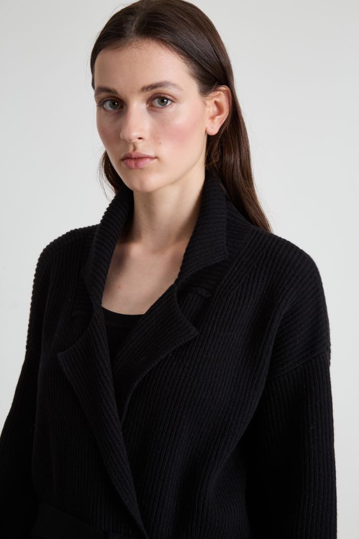 Knitted cardigan with belt Intrend - 4