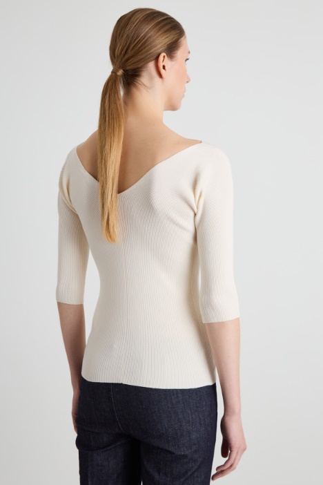 Jersey de viscosa acanalada con cuello de pico