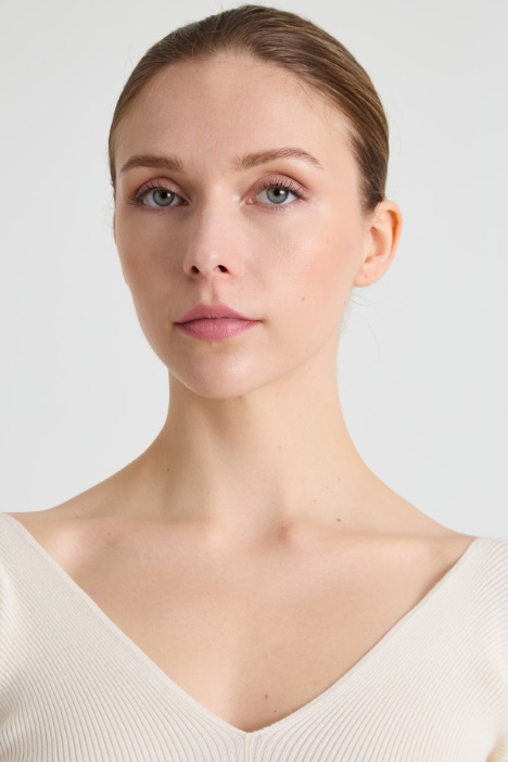 Jersey de viscosa acanalada con cuello de pico