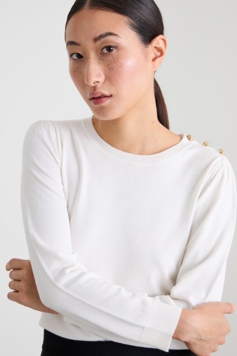 Maglia con bottoni decorativi