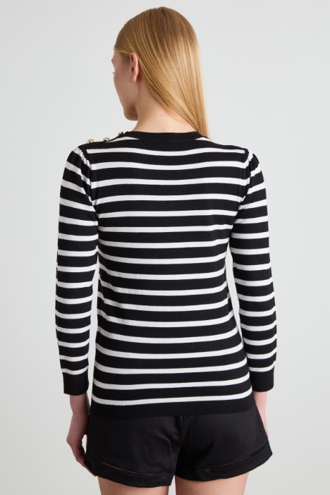 Jersey con botones decorativos