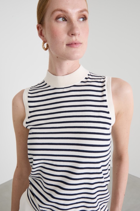 Top smanicato in maglia