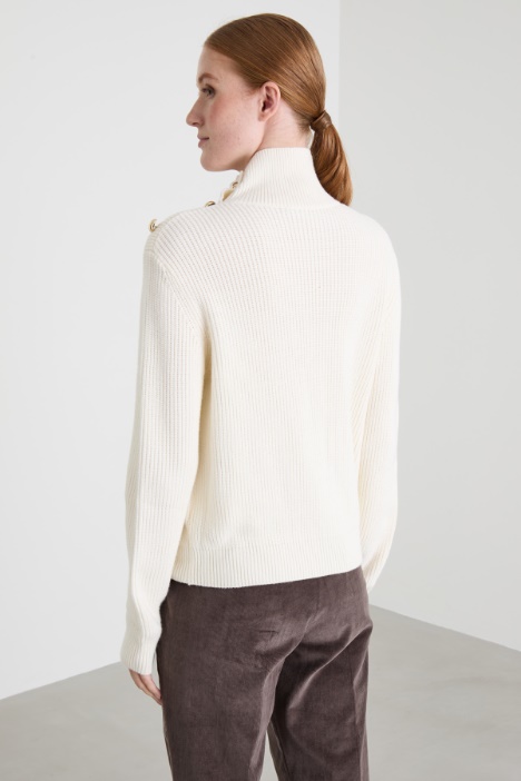 Maglia con bottoni sulla spalla