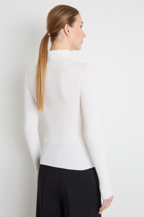 Maglia a coste con collo alto