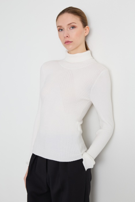 Maglia a coste con collo alto Intrend