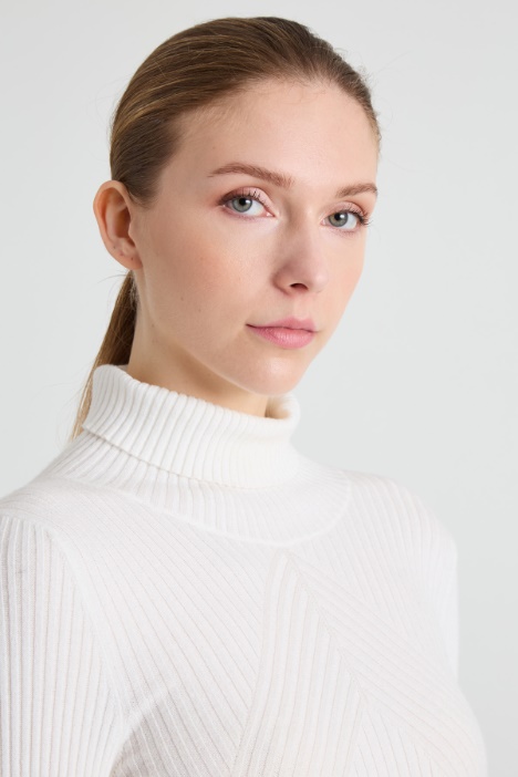 Maglia a coste con collo alto