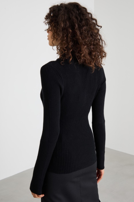 Maglia a coste con collo alto