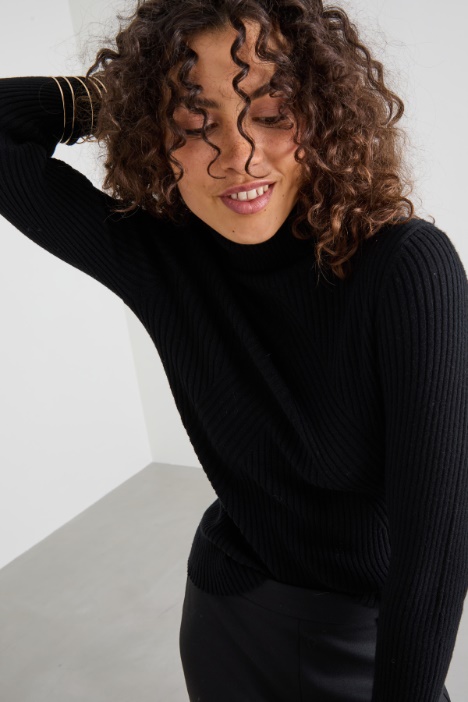 Maglia a coste con collo alto