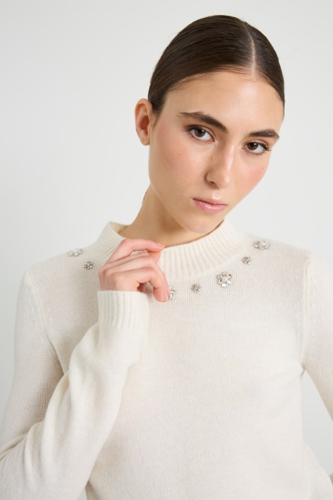 Maglia con strass e perle