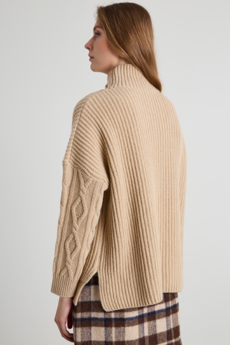 Maglia lavorata a rilievo in lana