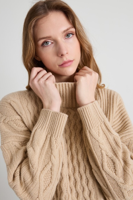 Maglia lavorata a rilievo in lana