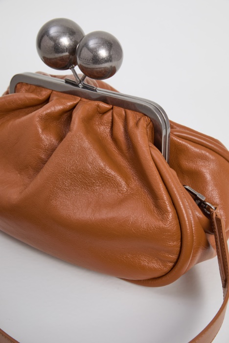 Clutch in nappa lucida