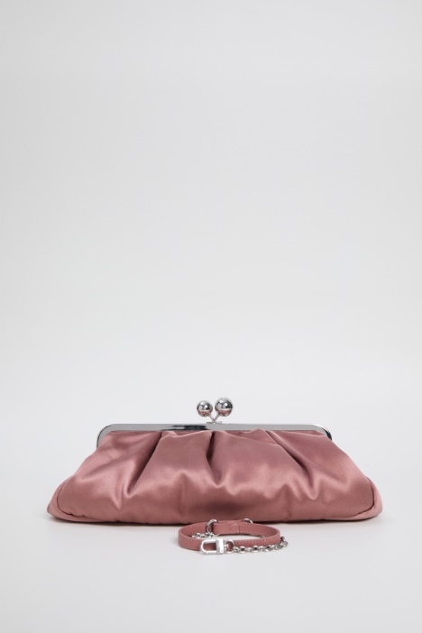 Clutch allungata in raso