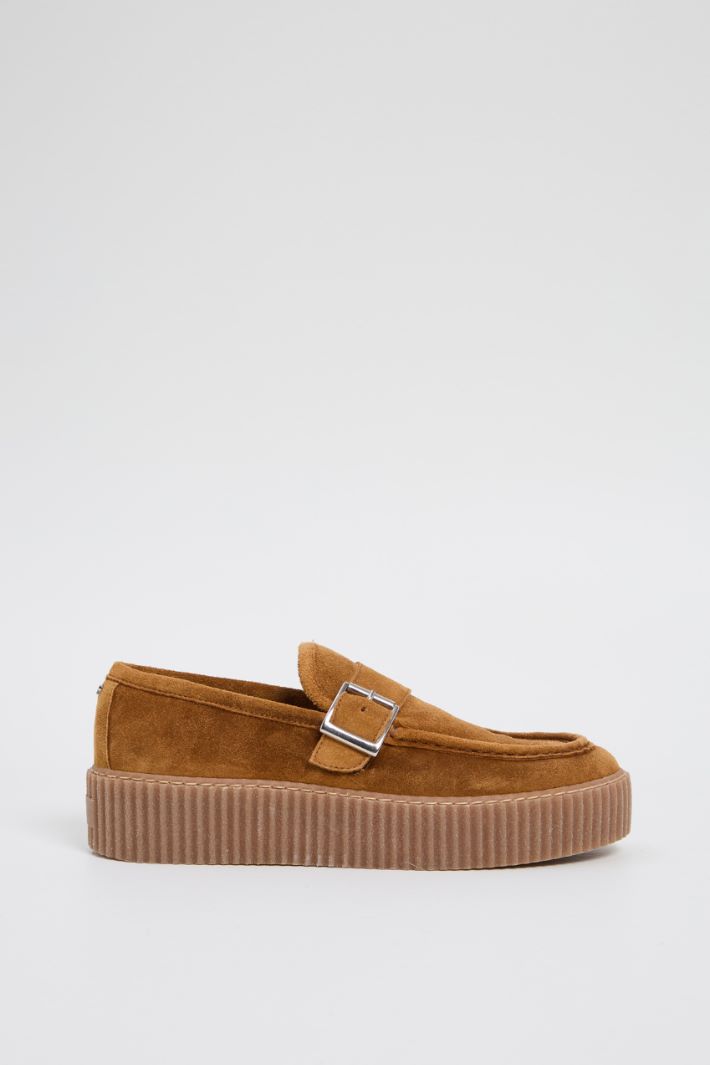 Mocassini in suede con cinturino
