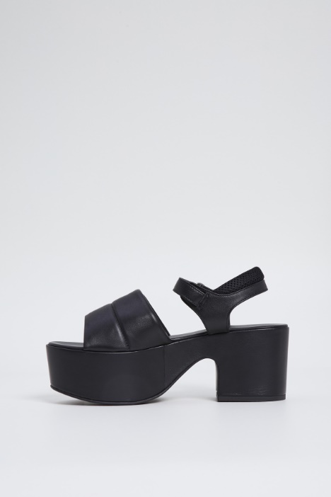 Sandali con plateau in nappa