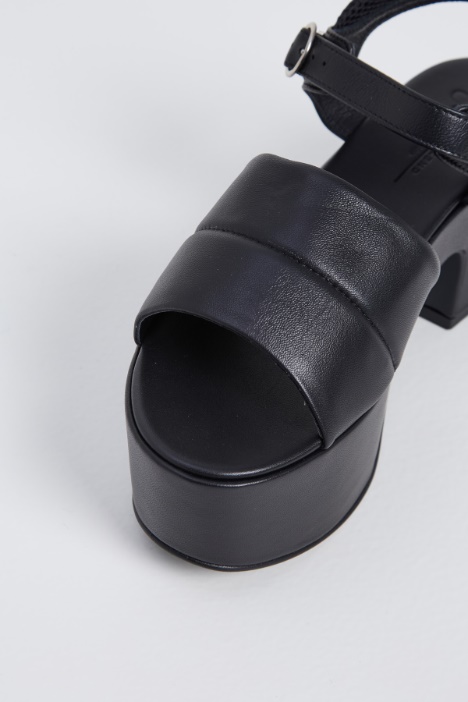 Sandali con plateau in nappa