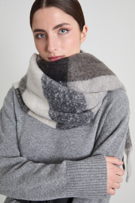 Sciarpa fluffy con frange