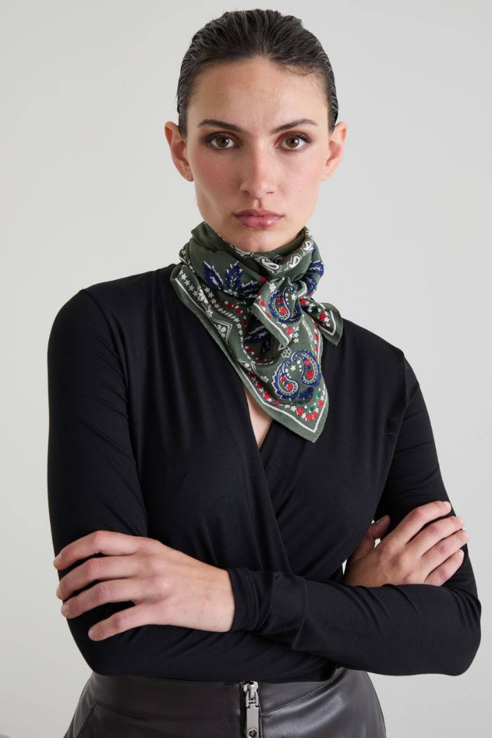 Silk scarf with print and embroidery detail Intrend - 2