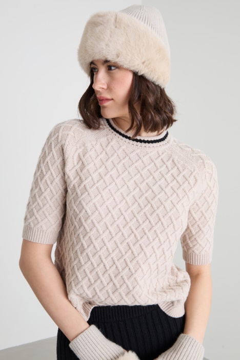 Gorro con borde de pelo sintética