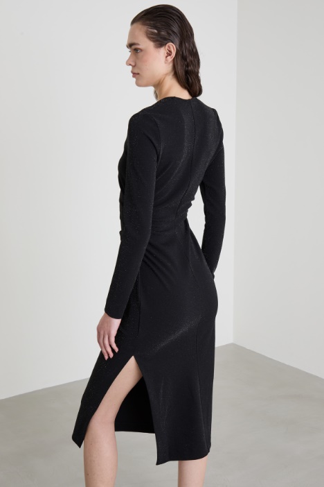 Abito con scollo geometrico