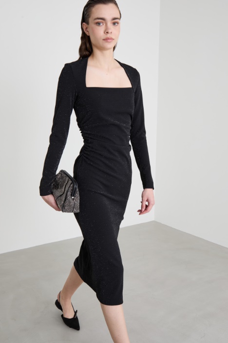 Abito con scollo geometrico