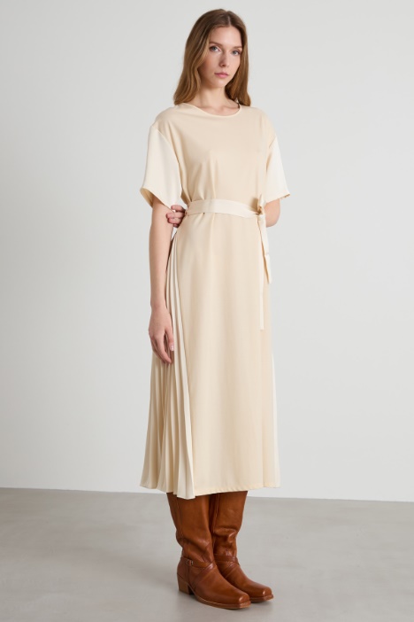 Abito con fianchetti in raso