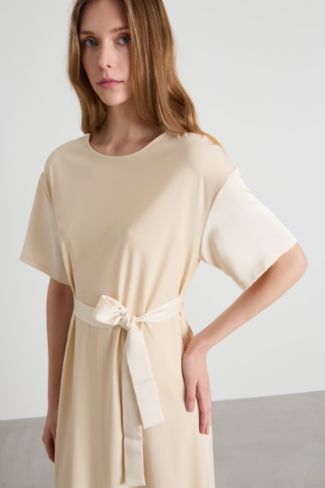 Abito con fianchetti in raso