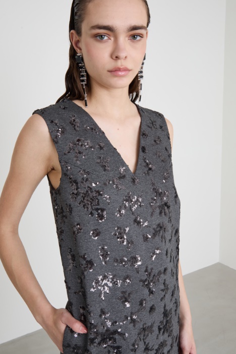 Abito con paillettes ricamate
