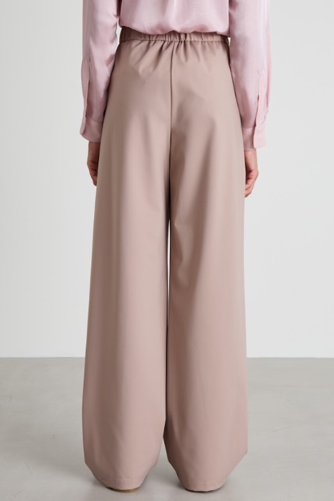 Pantalón con cordón ajustable