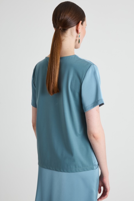 Top bimateriale in raso e jersey