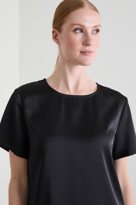 Top bimaterial en satén y punto