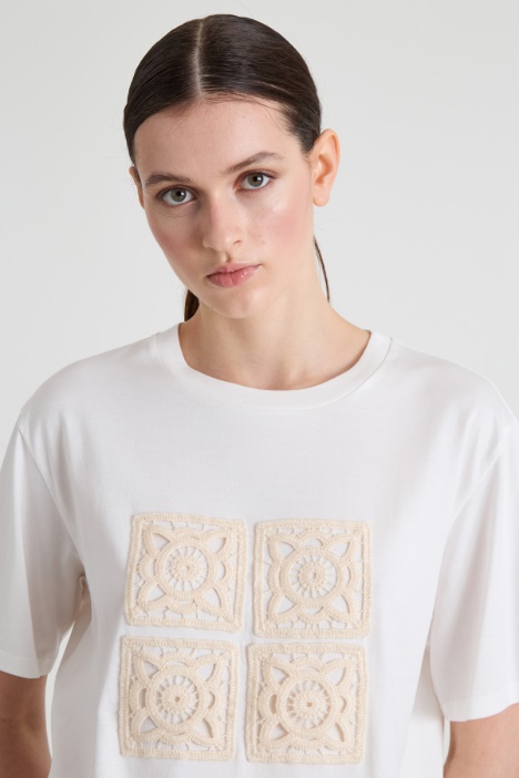 T-shirt in jersey con ricamo