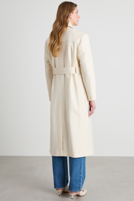 Abrigo con bolsillos grandes