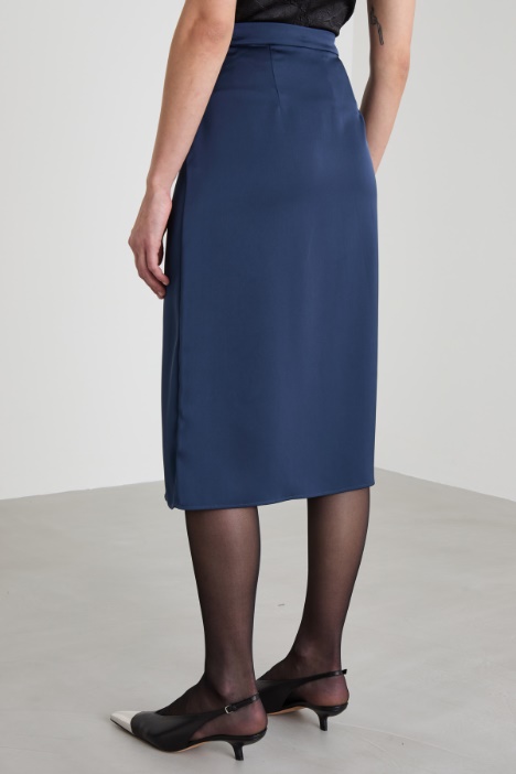 Falda de satén con bordado