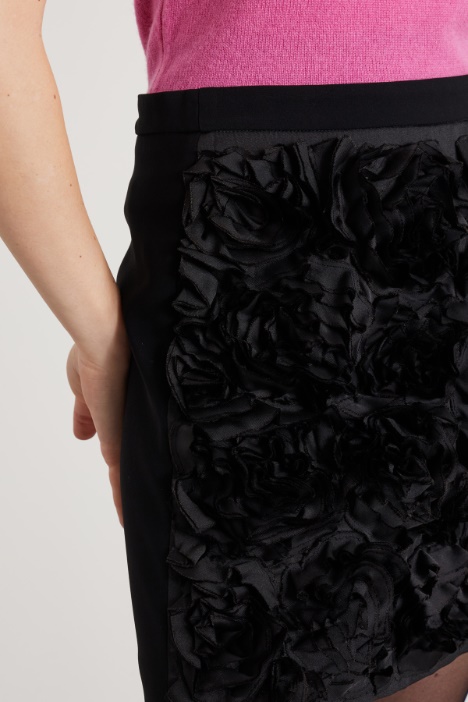 Minifalda con rosas bordadas