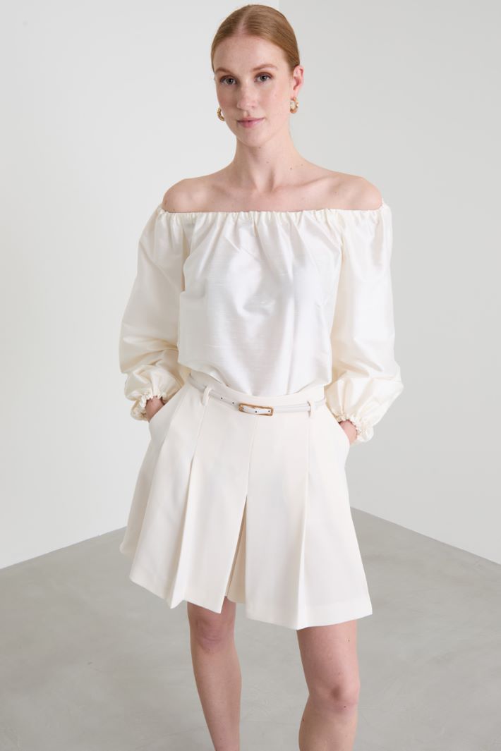 Blusa off-shoulder in seta Intrend