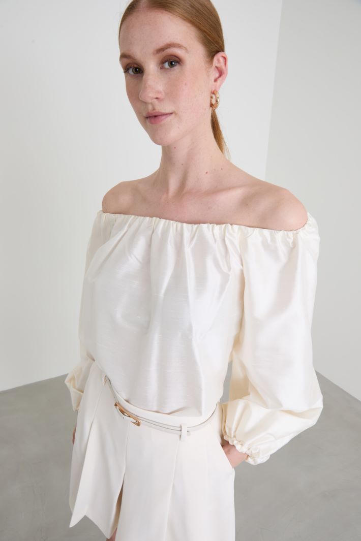 Blusa off-shoulder in seta Intrend - 4