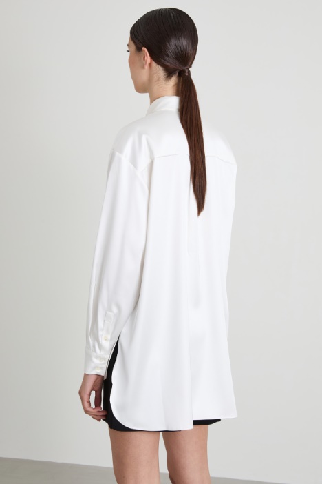 Camisa de satén con bordado joya