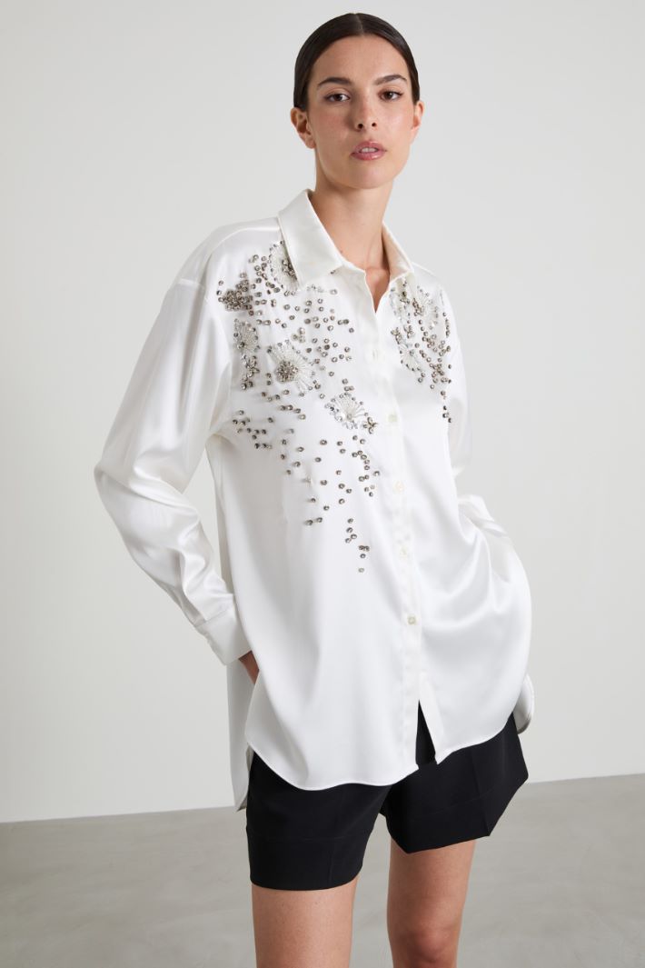 Camicia in raso con bijoux Intrend