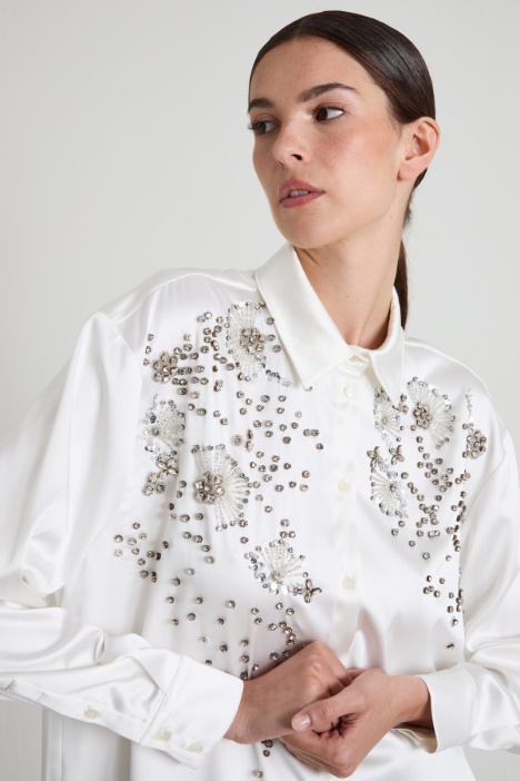 Camisa de satén con bordado joya